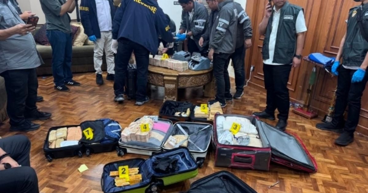 Penggeledahan oleh aparat kepolisian atas kasus dugaan tindak pidana korupsi yang menyeret nama Jampidsus Febrie Adriansyah. [Foto: X/@IndependenSumatera]