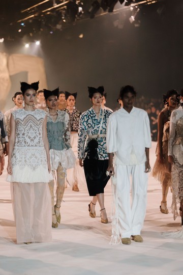 Toton Januar mempersembahkan koleksi Toton 2027 'Kala' di Mulia in Fashion 2026. (Foto: Dok. Toton)