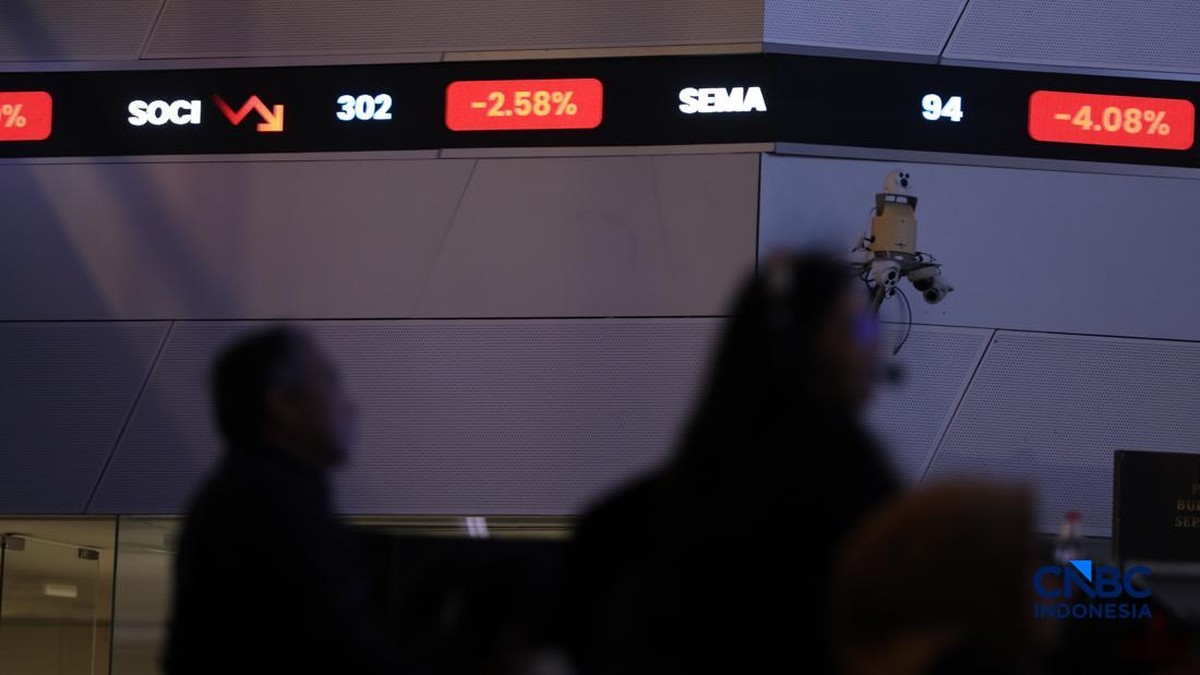 Foto: Layar menampilkan pergerakan Indeks Harga Saham Gabungan (IHSG) di Bursa Efek Indonesia (BEI), Jakarta, Selasa (30/6/2026). (CNBC Indonesia/Tri Susilo)