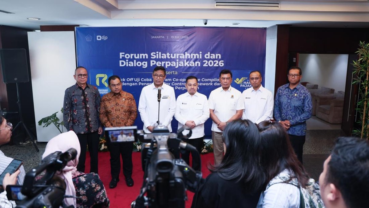 Foto: Dirjen Pajak Bimo Wijayanto saat memberikan keterangan kepada media dalam forum silaturahmi dan dialog perpajakan 2026. (Dok. Humas DJP)