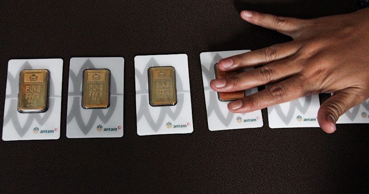 Seorang karyawan merapihkan Logam Mulia di Butik Emas Antam, Pulogadung, Jakarta, beberapa waktu lalu. (Foto: Bloomberg Technoz/Andrean Kristianto)