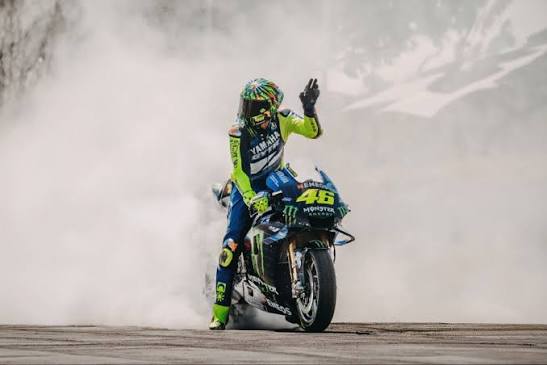 Ilustrasi: Sang Legenda Kembali Mengaspal: Rossi Nostalgia di Sirkuit Goodwood Bersama Yamaha M1