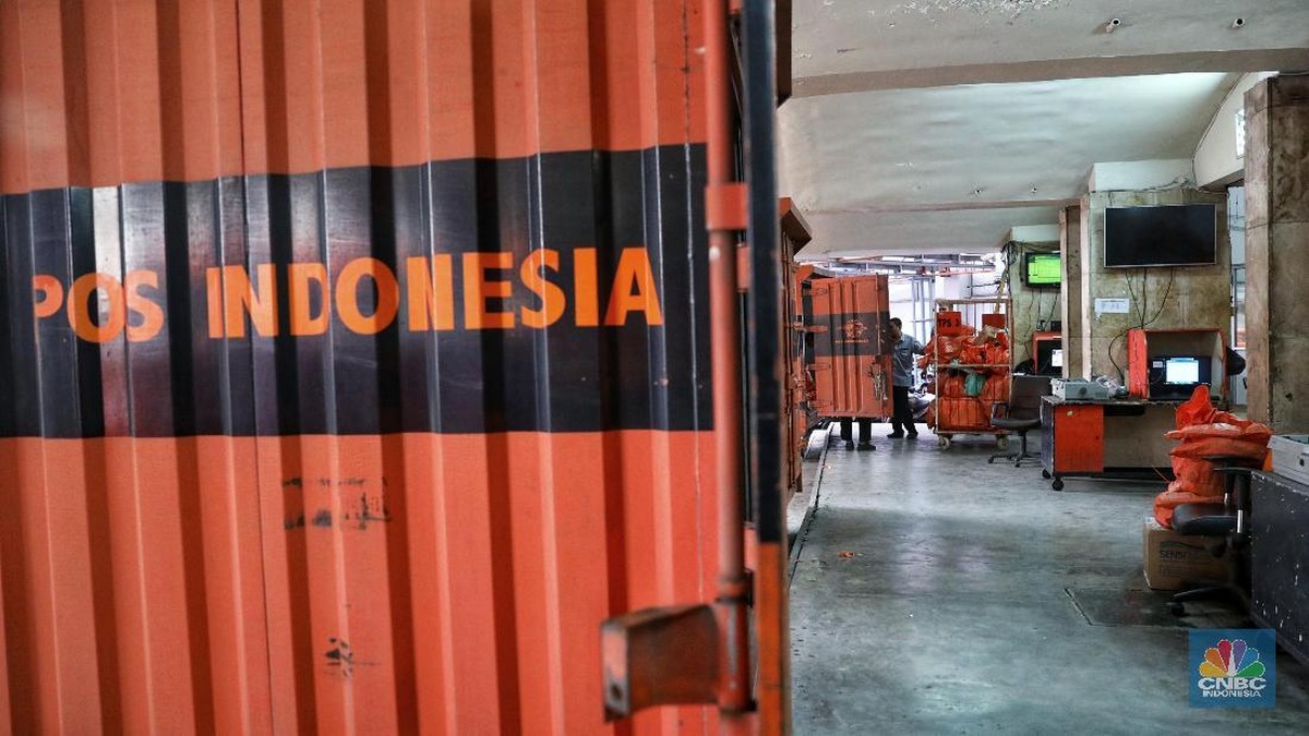 Foto: Pekerja melakukan penyortiran paket yang datang dari luar negeri di Kantor Regional IV PT. Pos Indonesia (Persero) di Jln. Gedung Kesenian Jakarta, Rabu (6/2/2019). Meskipun sejumlah pekerja dari Serikat Pekerja Pos Indonesia (SPPIKB) menggelar aksi demo aktivitas pengiriman tetap berjalan. (CNBC Indonesia/Andrean Kristianto)