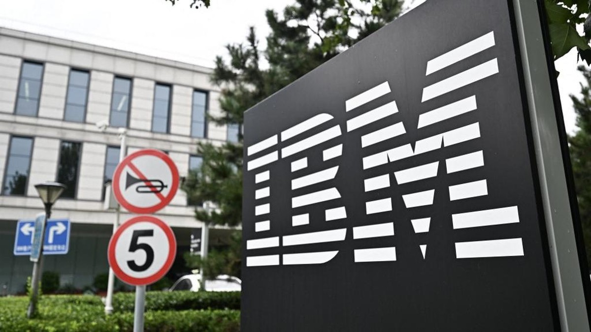 Foto: Logo IBM terlihat di pintu masuk gedung China System Center di Beijing pada 26 Agustus 2024. (AFP/PEDRO PARDO)