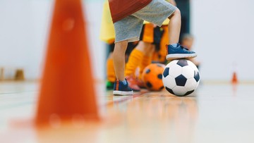 Ilustrasi anak main bola (Foto: Getty Images/matimix)