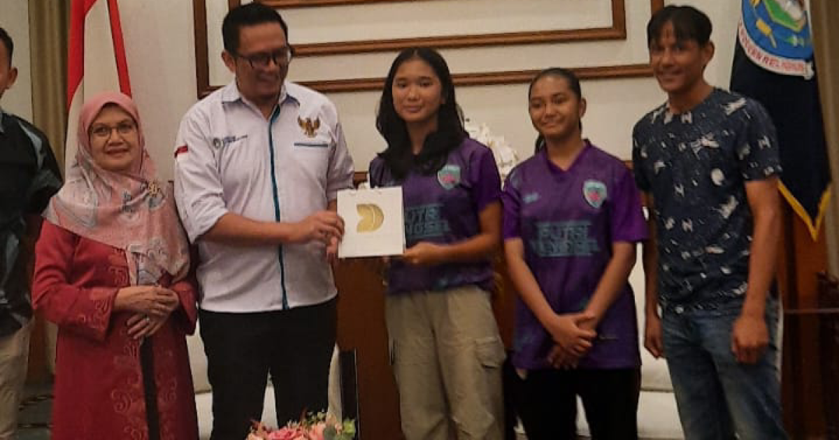 Bunga Sekar Anjani (tengah, ketika mendapatkan penghargaan sebagai atlet.