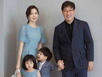 Potret kebersamaan Lee Young Ae dan suaminya Jung Ho Young yang terpaut 20 tahun. Foto: Instagram