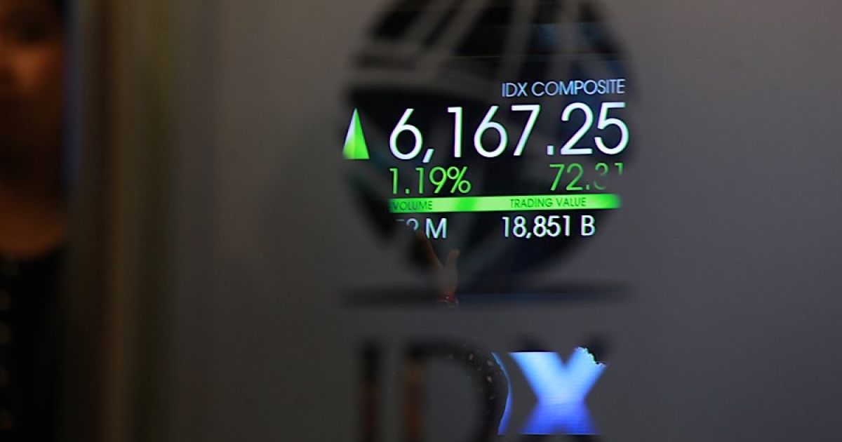 Karyawan di depan layar pergerakan harga saham (IHSG) di Bursa Efek Indonesia (BEI), Jumat (22/5/2026) silam. (Foto: Bloomberg Technoz/Andrean Kristianto)