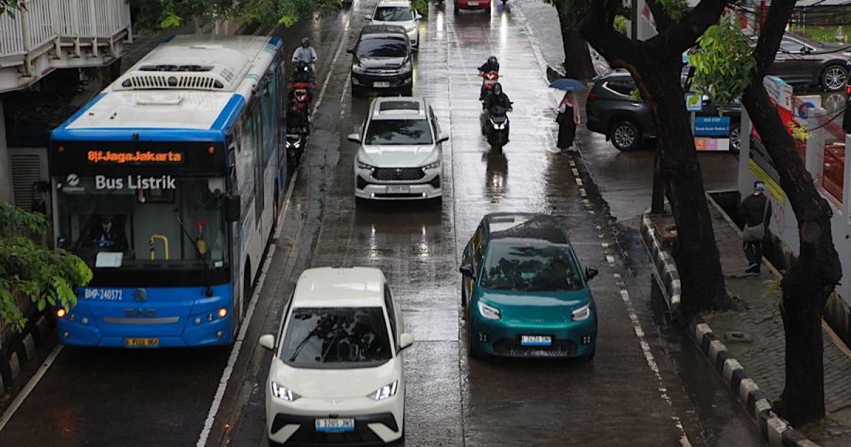 Warga Ibu Kota Jangan Salah Pilih Pakaian! Ini Wilayah Jakarta yang Bakal Diguyur Hujan Hari Ini