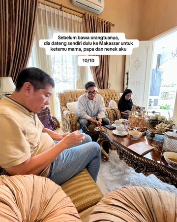Viral aksi pria berikan proposal pernikahan lengkap dengan portofolio karier hingga linimasa masa depan saat meminta restu kepada orang tua pacar. Foto: Dok. TikTok @asilahchalista