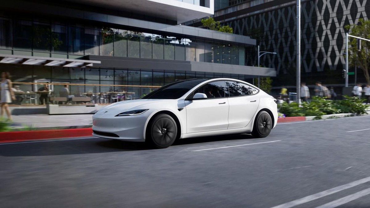 Foto: Mobil Model 3 Standard milik Tesla Motors terlihat dalam gambar selebaran yang dirilis oleh Tesla Motors pada tanggal 7 Oktober 2025. (via REUTERS/Tesla Motors)