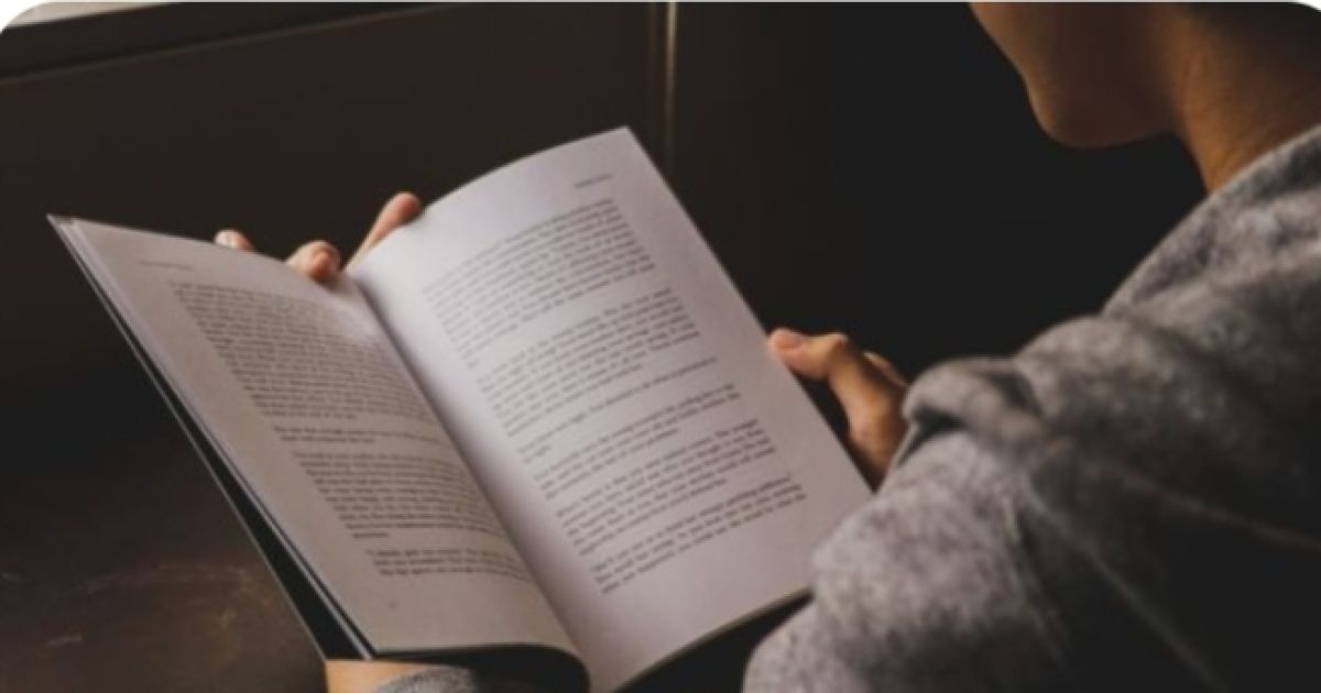 Jangan Anggap Remeh, Ini Dia Pentingnya Membaca Buku Setiap Hari (Foto: Ilustrasi membaca buku/unsplash)