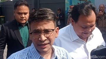Ruben Onsu hadiri sidang mediasi dengan Sarwendah di Pengadilan Negeri Jakarta Selatan. Foto: Muhammad Ahsan Nurrijal/detikcom