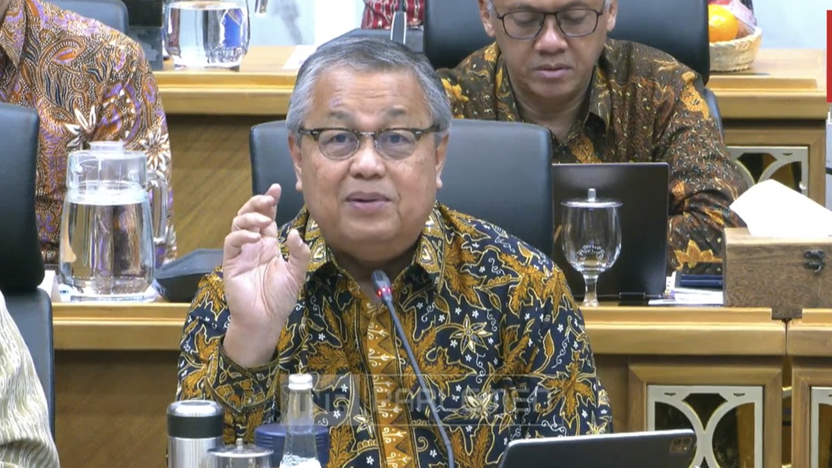 Foto: Gubernur Bank Indonesia, Perry Warjiyo saat mengikuti rapat kerja dengan Banggar DPR RI di Komplek Parlemen, Jakarta, Selasa (7/7/2026). (Tangkapan Layar Youtube/TVR Parlemen)