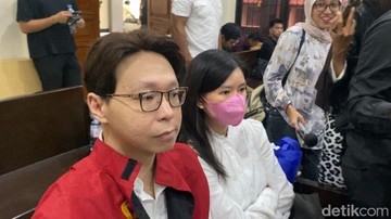 Richrad Lee dan istri saat ditemui di PN Tangerang. Foto: Muhammad Ahsan Nurrijal
