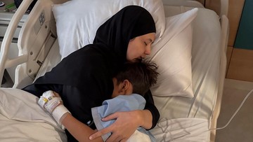 Paula Verhoeven temani Kiano yang sakit. Foto: dok Instagram paula_verhoeven