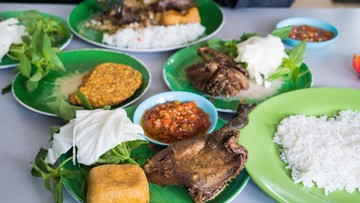 Mark Wiens bilang sate ayam atau sate kambing di Indonesia merupakan salah satu yang terbaik di Asia. Penggunaan kecap manis jadi kunci kelezatan rasa sate. 