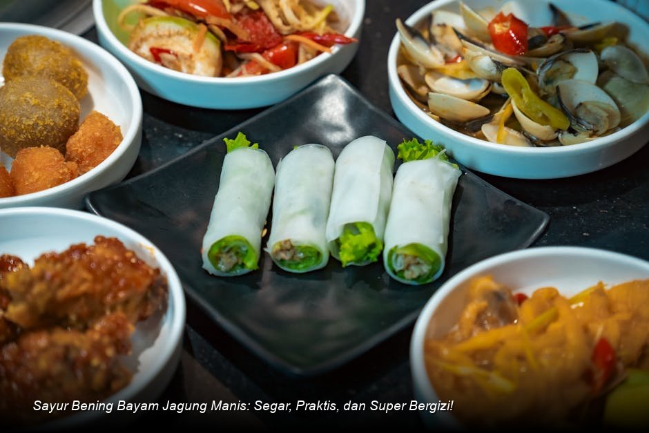 Semangkuk penuh Sayur Bening Bayam Jagung yang masih mengepul, dengan kuah bening jernih dan taburan bawang goreng tipis di atasnya.