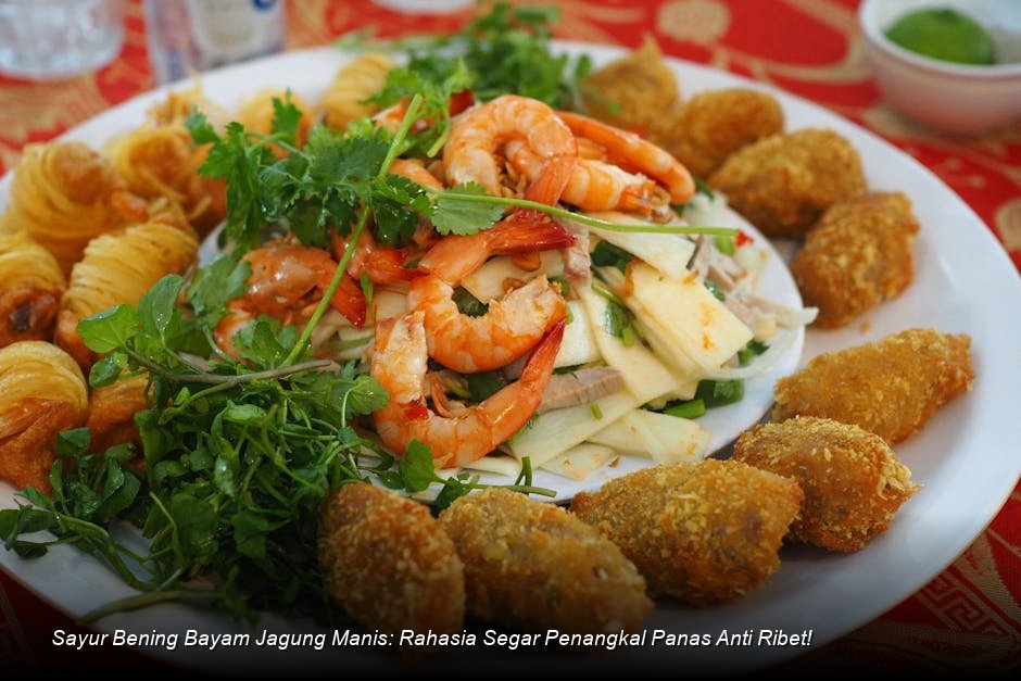 Semangkuk Sayur Bening Bayam Jagung yang masih berkilauan dengan kuah bening jernih, dihiasi irisan temu kunci, tampak sangat menggugah selera.