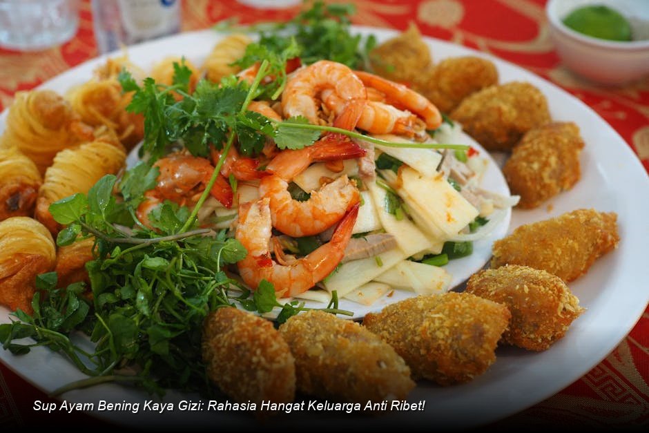 Semangkuk Sup Ayam Bening yang mengepul hangat, berisi potongan wortel oranye cerah dan ayam suwir, ditaburi daun bawang segar.