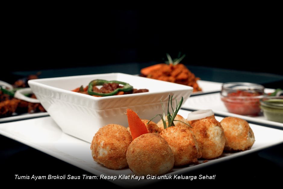 Semangkuk penuh Tumis Ayam Brokoli Saus Tiram yang berkilau dengan saus cokelat kental, dihiasi irisan cabai merah dan daun bawang segar.