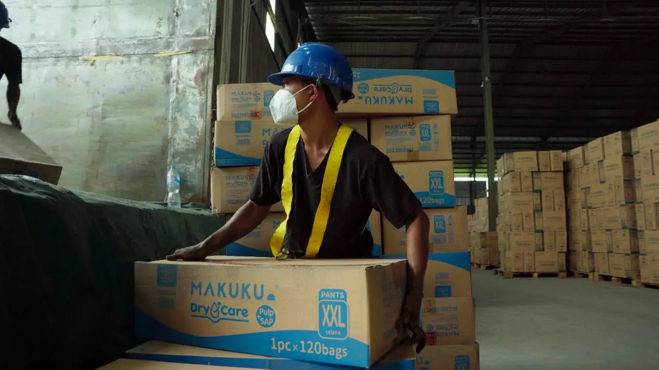 [FOTO] MAKUKU Kirim 300 Ribu Popok dan Pakaian Bayi untuk Penyintas Bencana Sumatera