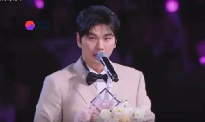 Saat Menerima Penghargaan Award di Ajang AAA 2025 Lee Yi Kyung pidato Klarifikasi Kasusnya, Apa Ya?