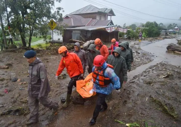 Bencana Banjir Besar Melanda Tiga Provinsi di Sumatra: Ratusan Korban Jiwa dan Akses Transportasi Lumpuh
