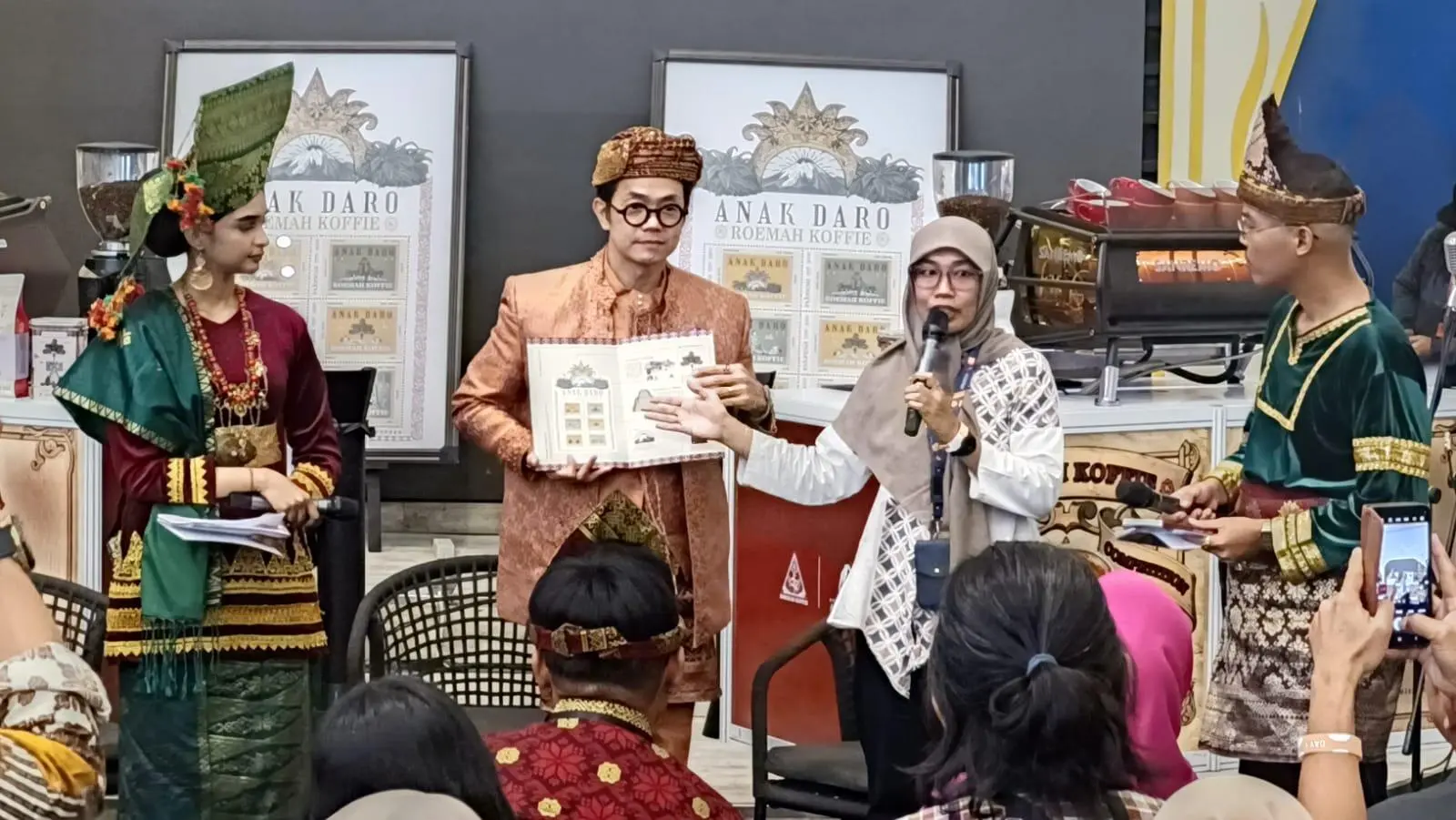 Jakarta Coffee Week 2025: Roemah Koffie Bawa Anak Daro, Filosofi Perempuan Minang yang Ubah Dunia Kopi Indonesia!