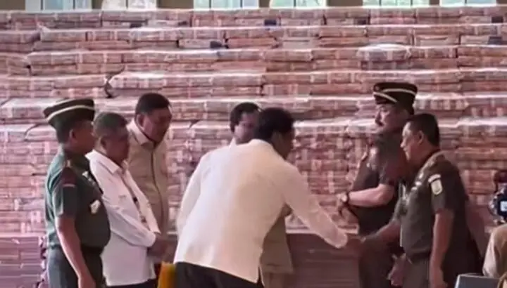 Viral! Menkeu Purbaya Tidak Diajak Berbicara Saat Para Menteri Berkumpul di Sidang Kabinet, Netizen: Tenang Pak, Rakyat Bersama Anda!
