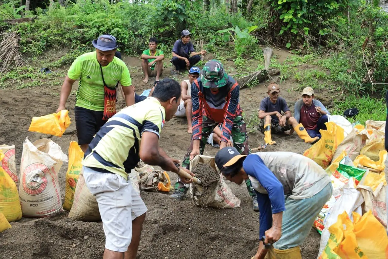 Satgas TMMD Kodim 1505/Tidore Gotong Royong Bangun Lapangan Bola Voli