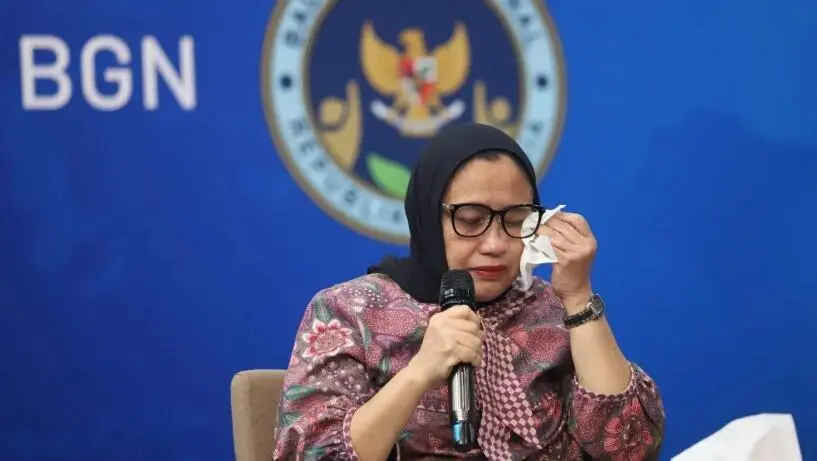 Air Mata Wakil BGN Naniek S. Deyang Saksikan Anak-anak Keracunan MBG:Saya Minta Maaf!