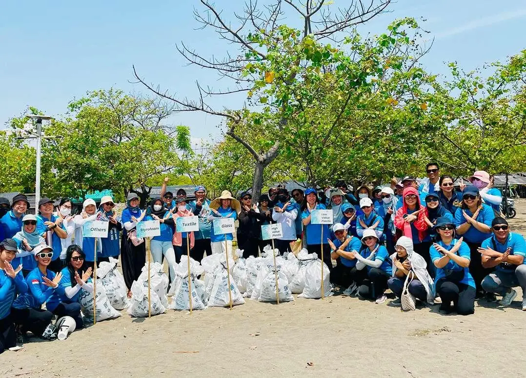Raksasa Asuransi Buka Aksi Nyata! Bersih-Bersih Pantai Selamatkan Laut dari Ancaman Mikroplastik