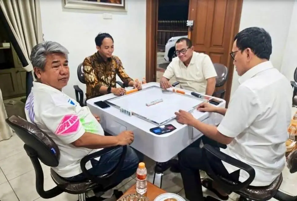 Asyik Main Domino dengan Tersangka Pembalakan Liar, Menteri Karding Ngaku Tak Tahu Aziz Wellang!