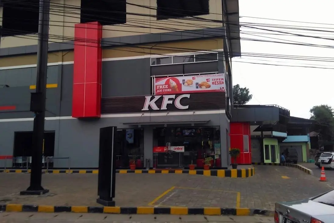 Preman Kampung Ngamuk Pecah Kaca Drive Thru di KFC Puspitek Tangsel Gegara Kulit Ayam