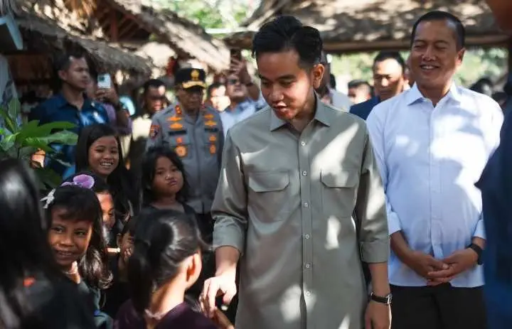 Lawatan ke Lombok, Wapres RI mengagumi kearifan lokal di pulau Lombok dari Desa Adat Sade, Songket hingga Presean!