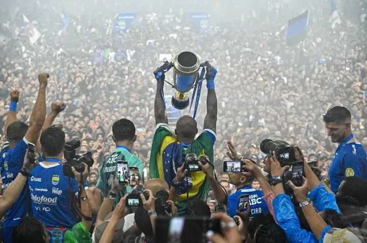 Saat Penyerahan Trofi Juara Liga 1 untuk Persib Bandung, Bobotoh Bikin Kekacauan, Hodak: Dia Itu Orang Egois!
