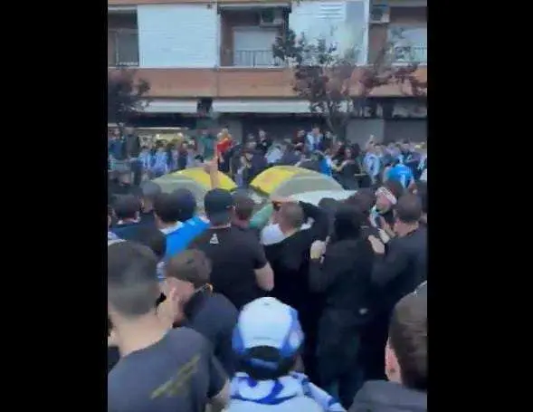 Ngeri! Mobil Melaju Kencang dan Menabrak Sejumlah Kerumunan hingga Menyebabkan 13 Orang Terluka, Jelang Pertandingan Espanyol vs Barcelona