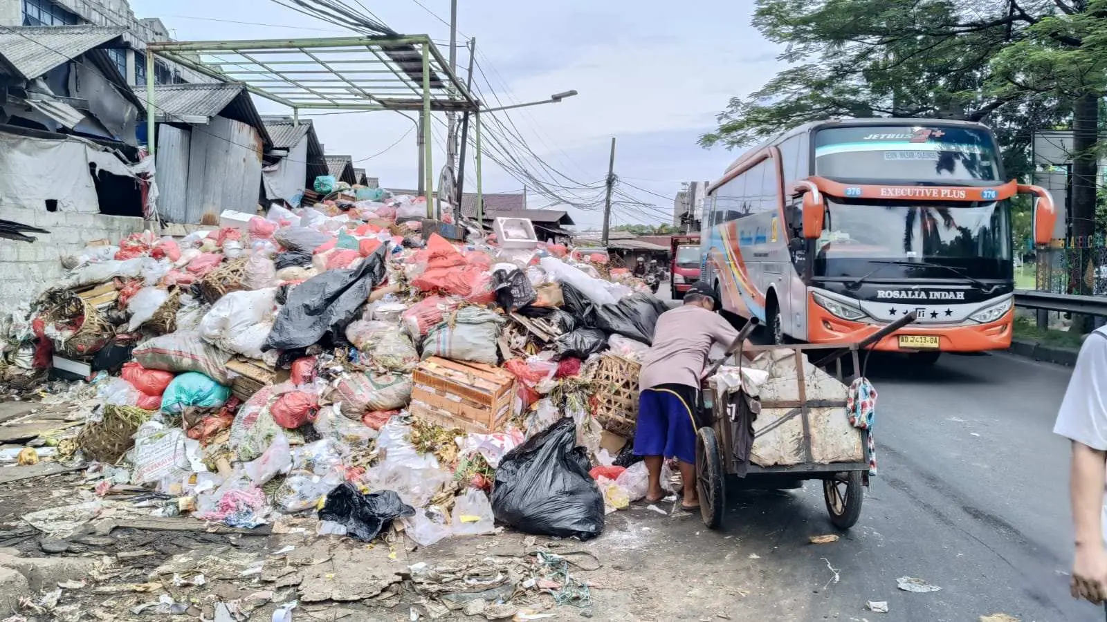 Sampah Menggunung Kepung Pasar di Tangsel! Bau Busuk Menyengat, Kesehatan Warga Terancam, Kemana Pemkot?