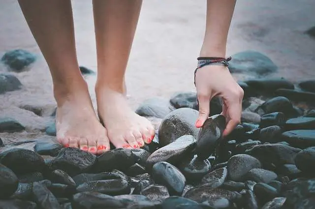 Apakah Kaki Disebut Sebagai Bagian dari Aurat? Begini Pendapat dari Mazhab Ini