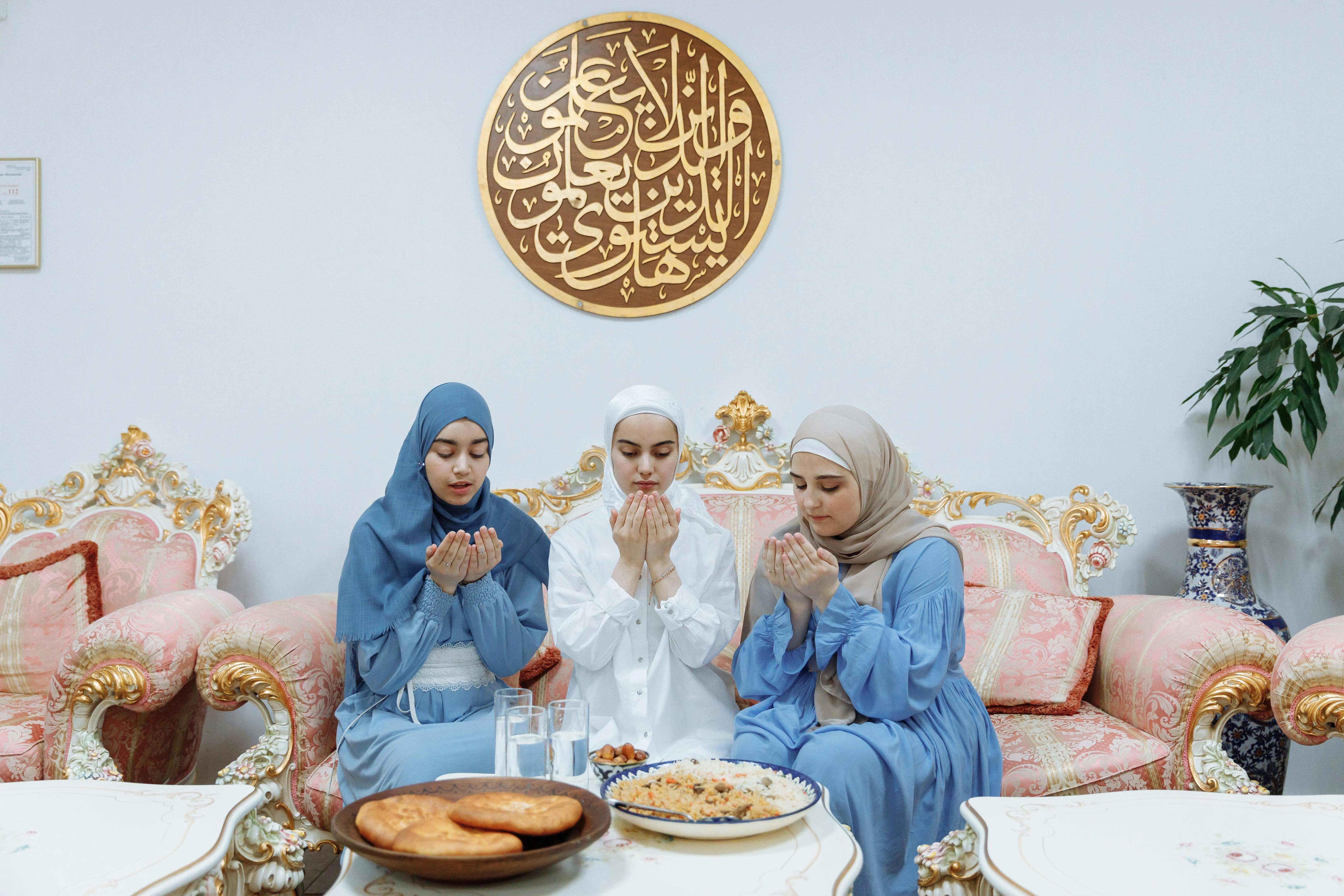 Pahala Memberikan Sesuatu kepada Orang Lain Saat Buka Puasa, Apa Saja?