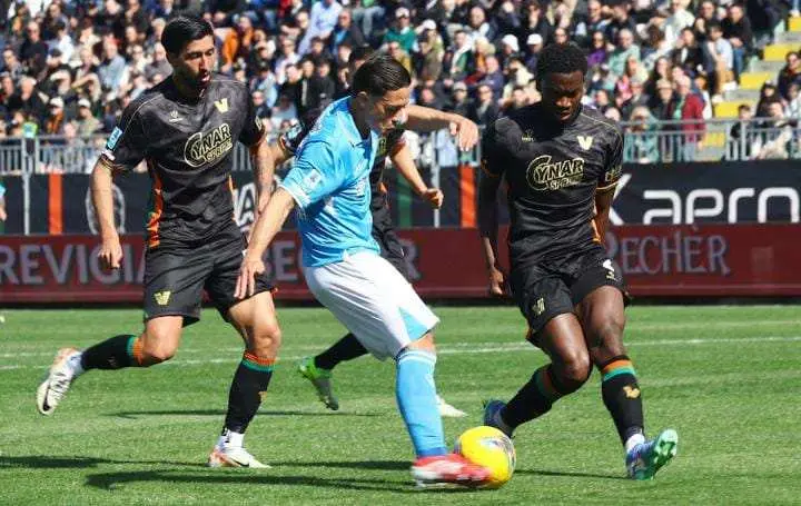 Napoli sia-siakan peluang ke puncak setelah imbang 0-0 di Venezia