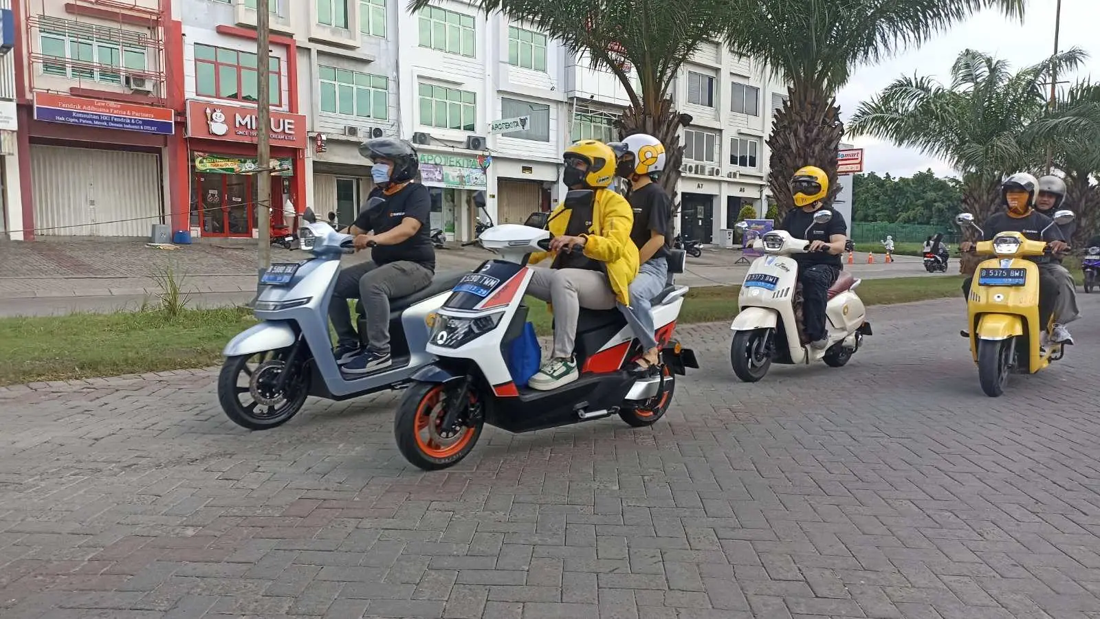 Tebar Kebaikan di Momen Ramadan, SUNRA Touring Ngabuburit Berbagi Takjil di Kota Tua