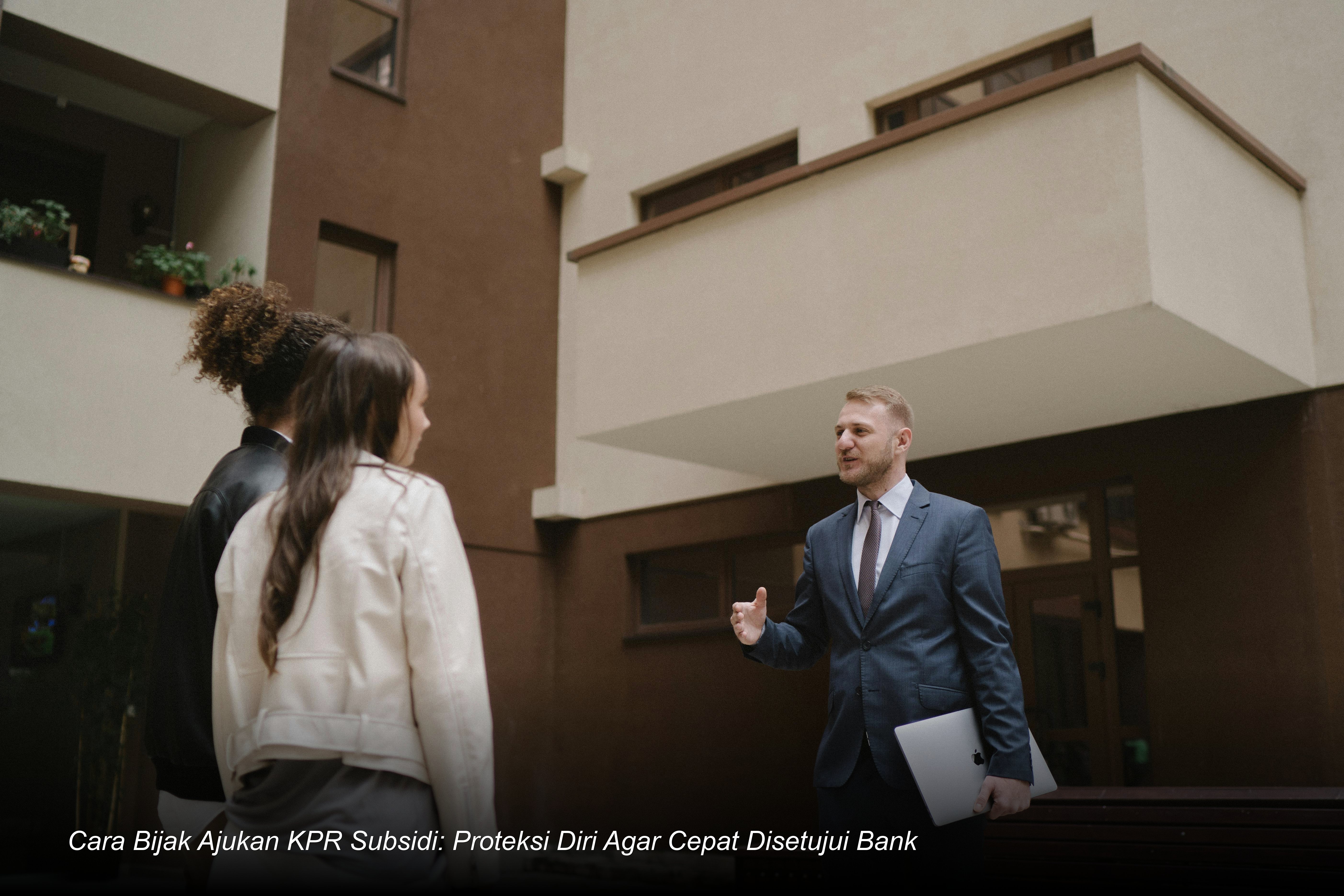 Seorang pasangan tersenyum bahagia saat menandatangani dokumen akad kredit KPR Subsidi di hadapan notaris dan petugas bank.