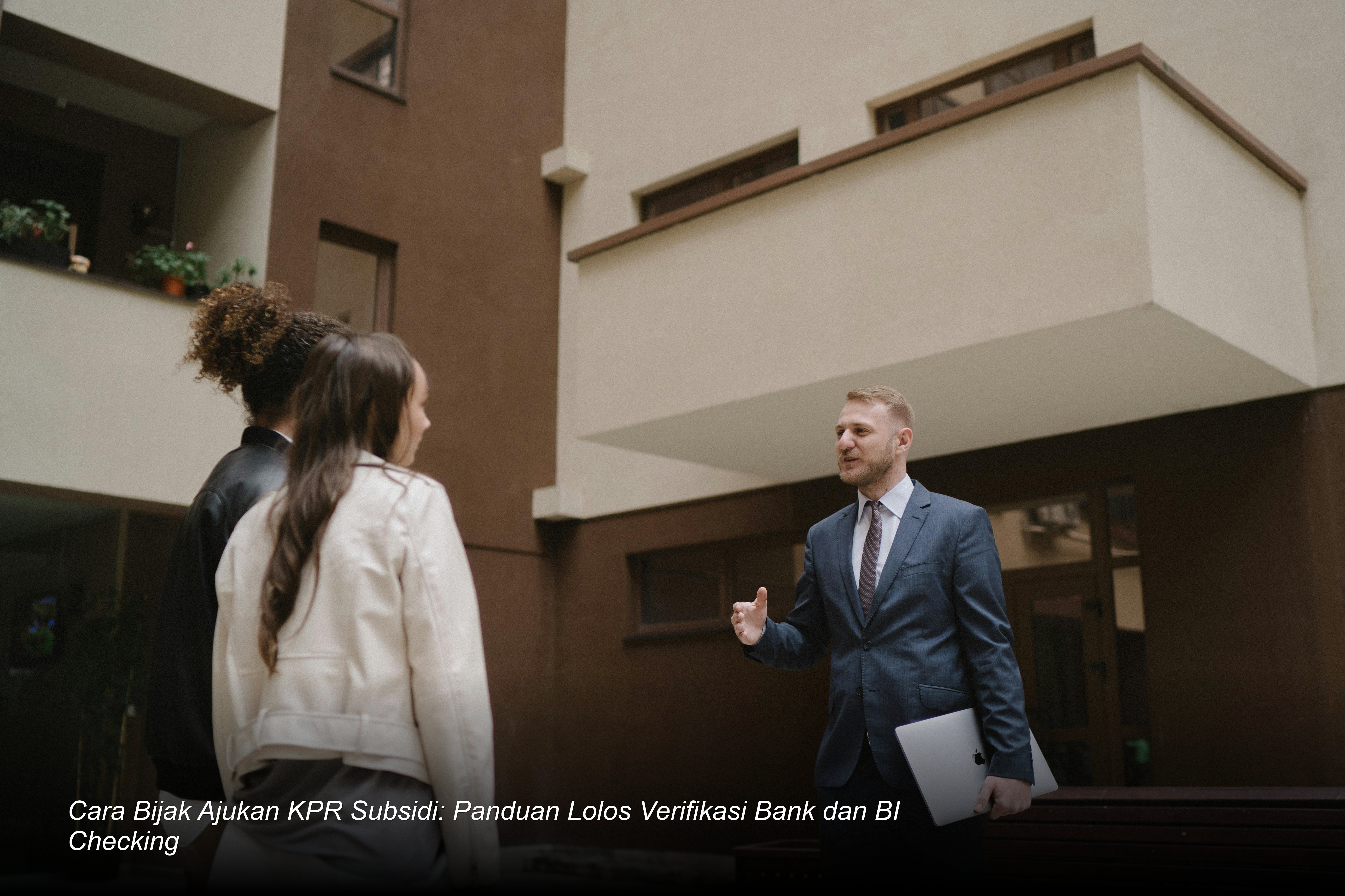 Seorang pasangan muda tersenyum lega saat melakukan proses akad kredit KPR Subsidi di sebuah kantor cabang bank.