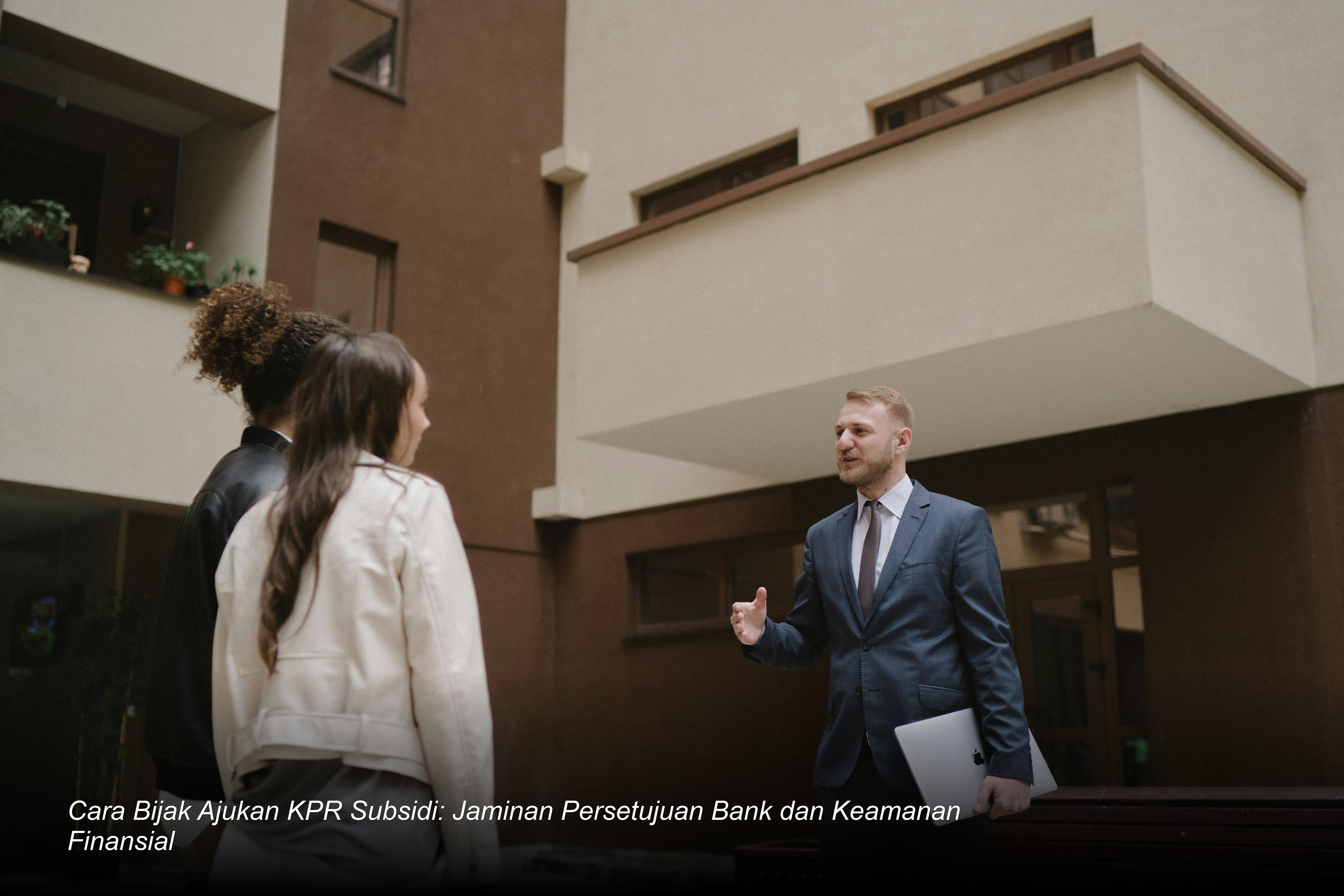 Seorang pasangan muda tersenyum bahagia saat menandatangani dokumen akad kredit KPR di hadapan petugas bank dengan latar belakang maket rumah minimalis.