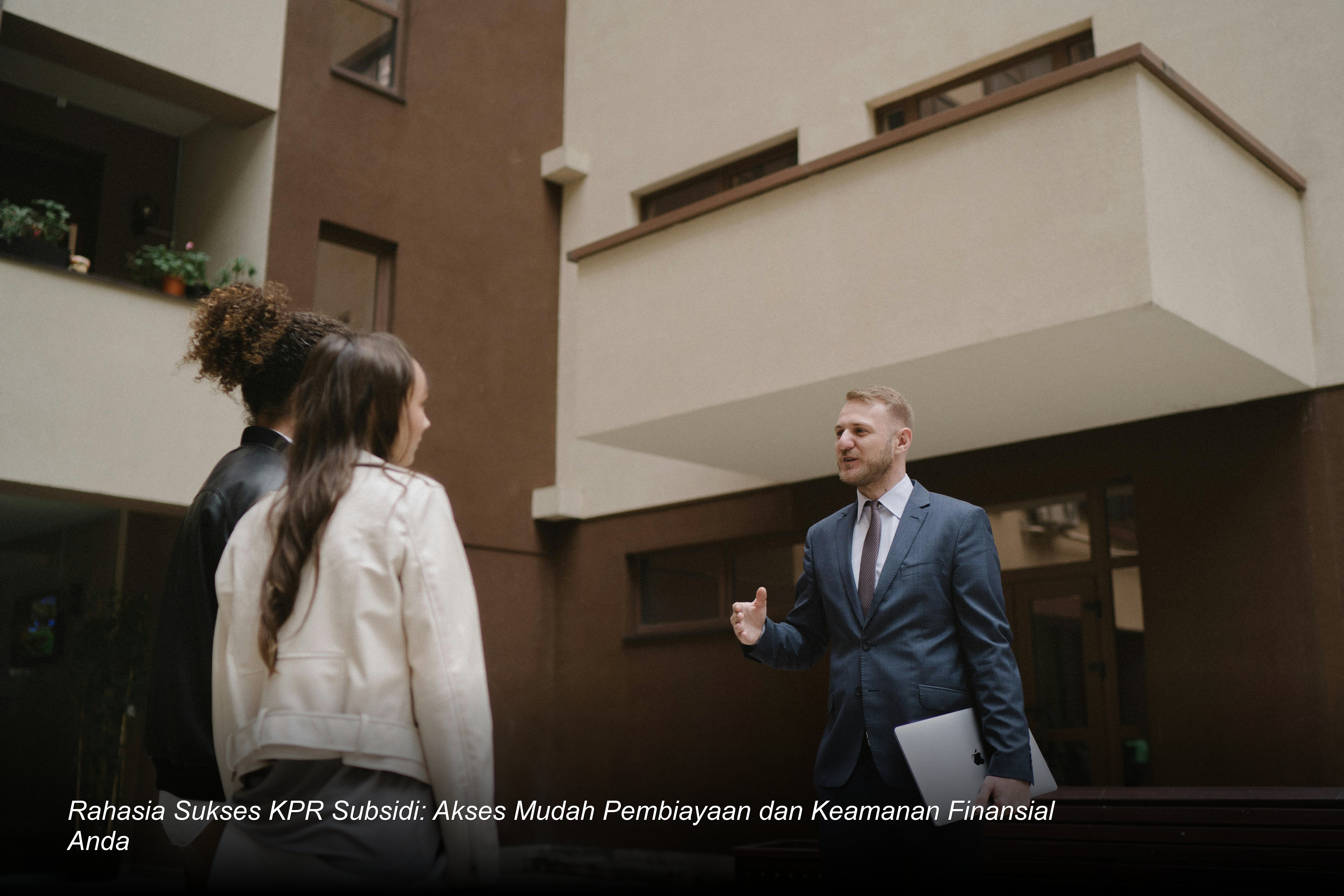 Pasangan muda menandatangani dokumen akad kredit KPR Subsidi di hadapan notaris dengan senyum penuh harapan.