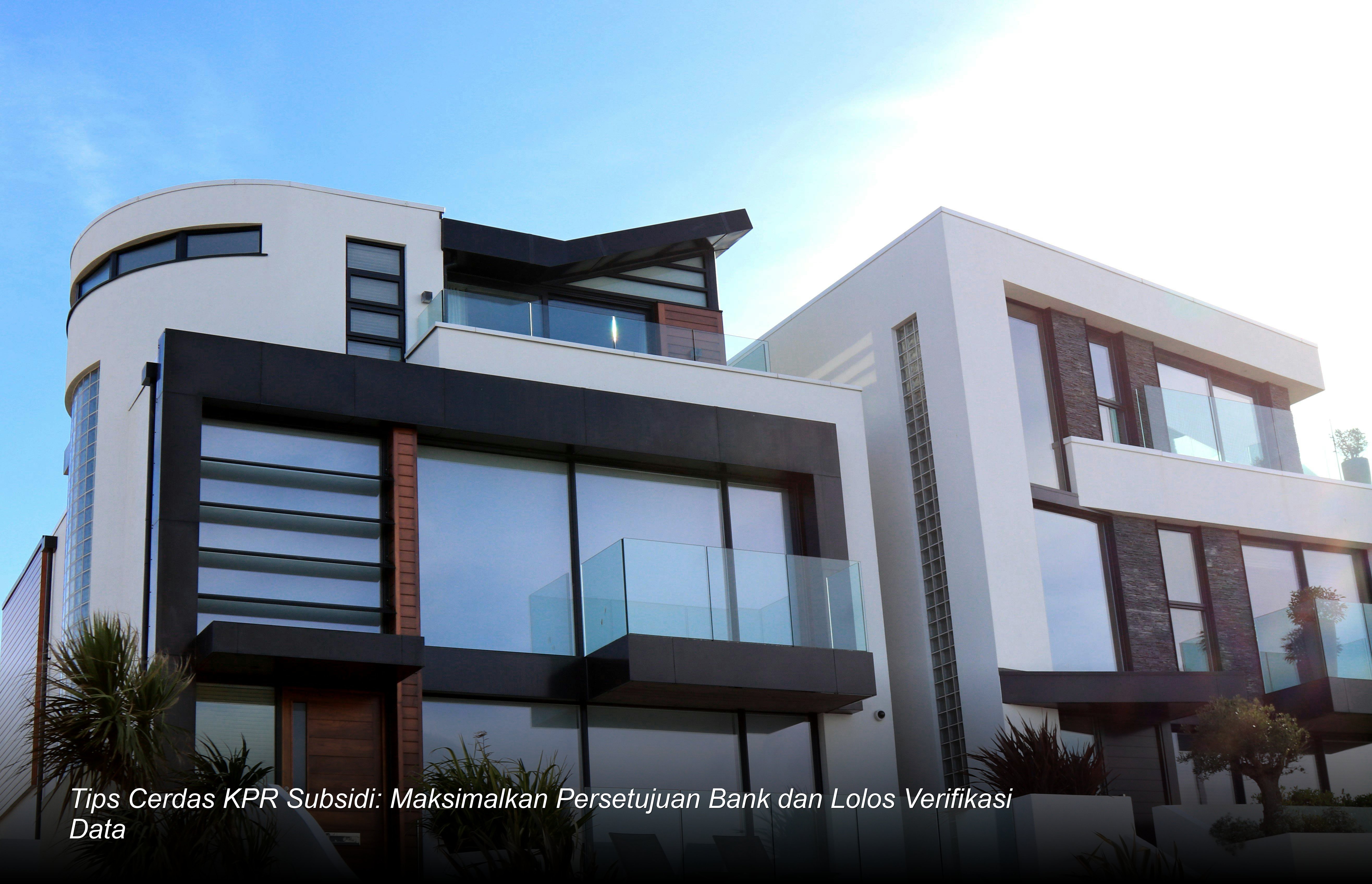 Seorang pasangan muda terlihat bahagia menandatangani dokumen akad kredit KPR Subsidi di hadapan notaris dan petugas bank.