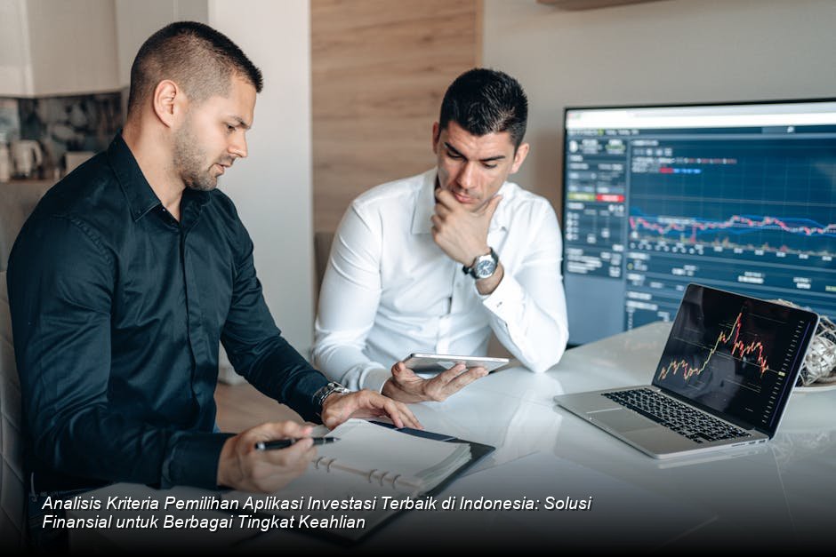 Grafik batang digital berwarna hijau menunjukkan peningkatan performa investasi dari waktu ke waktu di depan latar belakang gedung perkantoran modern Jakarta.
