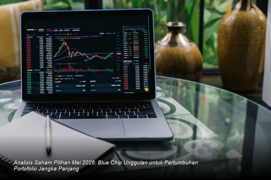 Pemandangan modern lantai bursa dengan grafik lilin candlestick berwarna hijau yang menunjukkan tren kenaikan stabil di layar monitor utama.